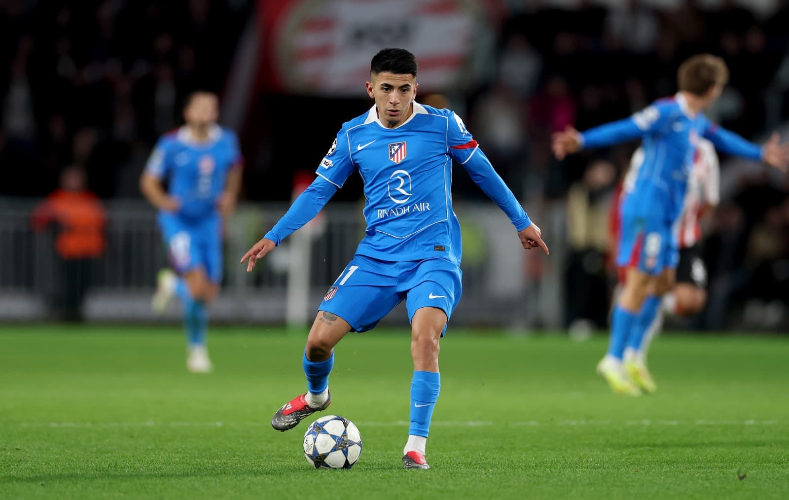 Thiago Almada, do Atlético de Madrid, corre com a bola durante a partida da 6ª rodada da fase de grupos da Liga dos Campeões da UEFA 2025/26 entre PSV Eindhoven e Atlético de Madrid, no PSV Stadion, em 9 de dezembro de 2025, em Eindhoven, Holanda.