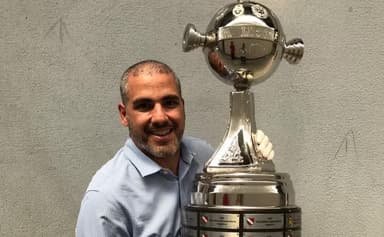 André Galdeano com a taça da Libertadores