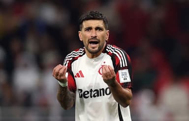 Arrascaeta rebate analista de arbitragem no X