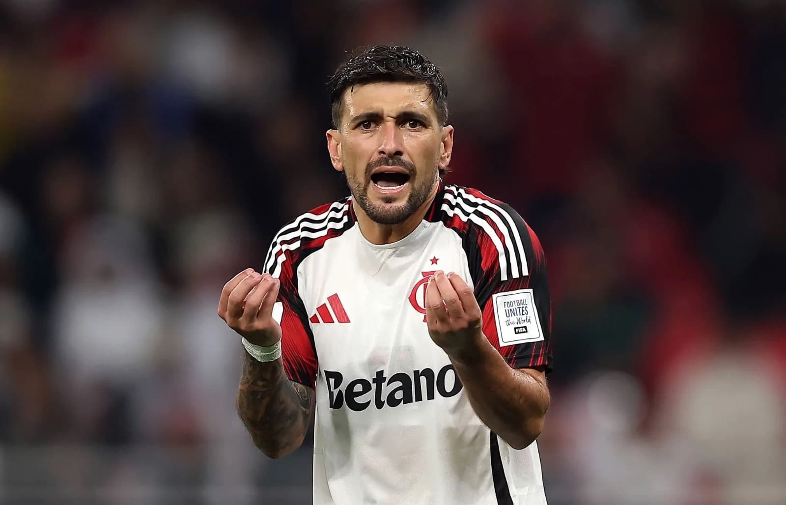 Arrascaeta rebate analista de arbitragem no X