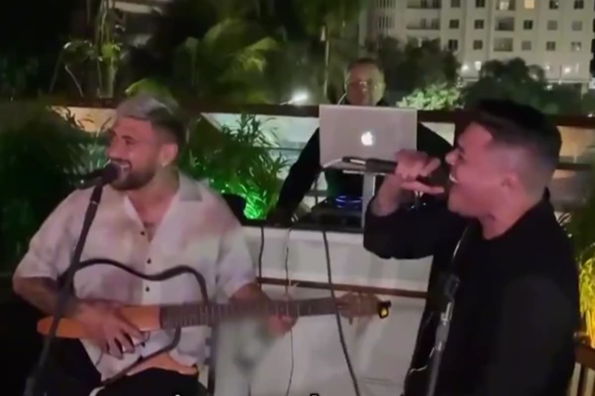 Arracaeta, do Flamengo, cantando ao lado do cantor sertanejo Filipe Araújo