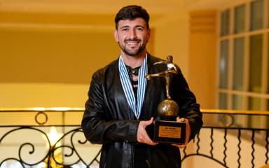 Arrascaeta com o troféu de Rei da América