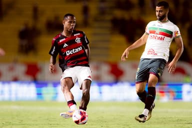 Wallace Yan faz passe enquanto é marcado por jogador da Portuguesa