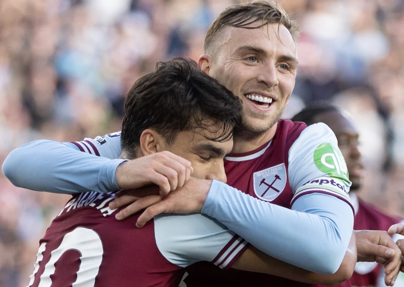 Bowen abraça Paquetá após gol do West Ham