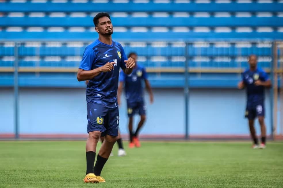 Hernane Brocador com a camisa do Nacional