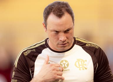 Bruno Pivetti faz sinal da cruz antes de Flamengo x Portuguesa