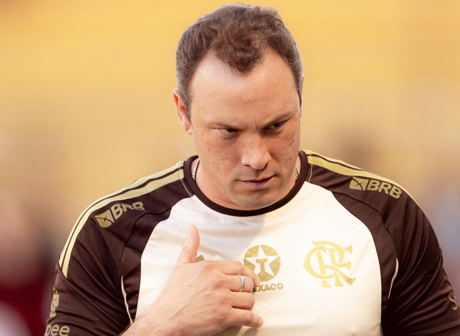 Bruno Pivetti faz sinal da cruz antes de Flamengo x Portuguesa