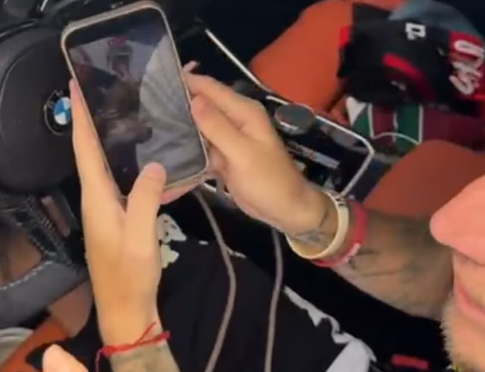 Camisa do Fluminense no carro do Varela