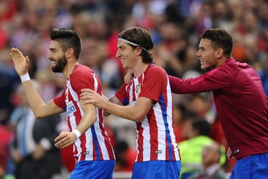 Yannick Carrasco, do Club Atlético de Madrid, comemora com Filipe Luís após marcar seu terceiro gol durante a partida da La Liga entre Club Atlético de Madrid e Granada CF no Estádio Vicente Calderón, em 15 de outubro de 2016, em Madri, Espanha.