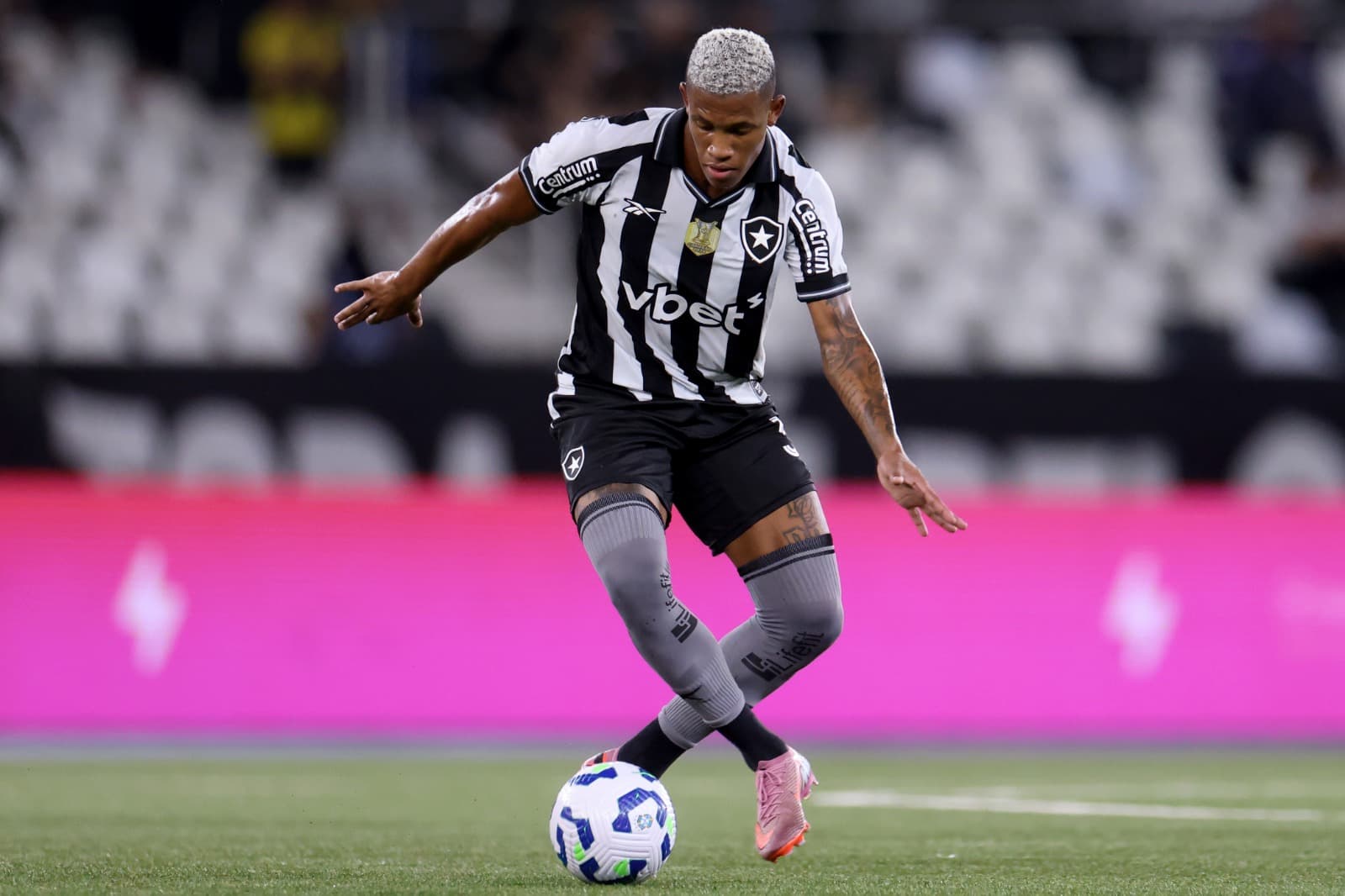 Danilo, do Botafogo, joga a bola durante a partida entre Botafogo e Bragantino no Brasileirão 2025, no Estádio Olímpico Nilton Santos, em 30 de agosto de 2025, no Rio de Janeiro, Brasil.