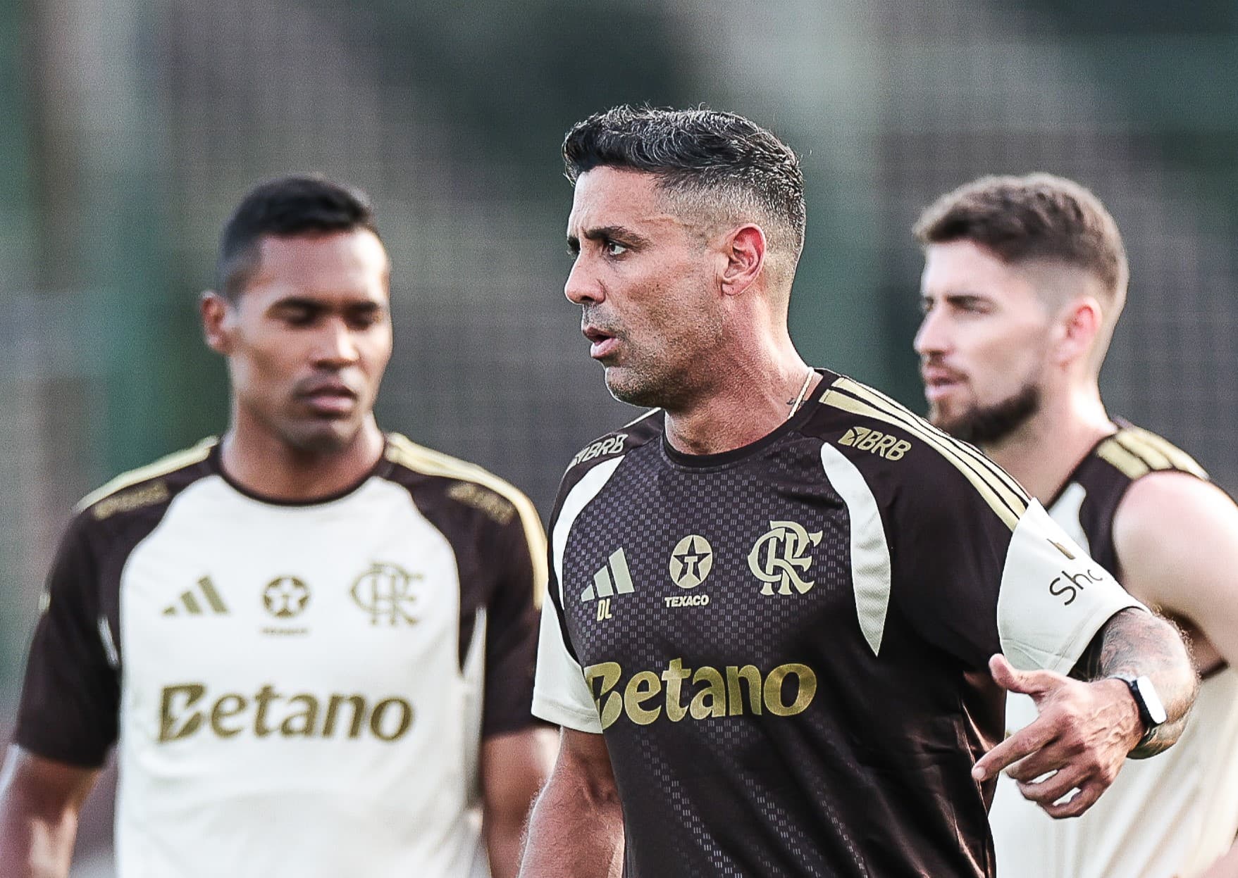 Diogo Linhares dá instruções durante treino do Flamengo