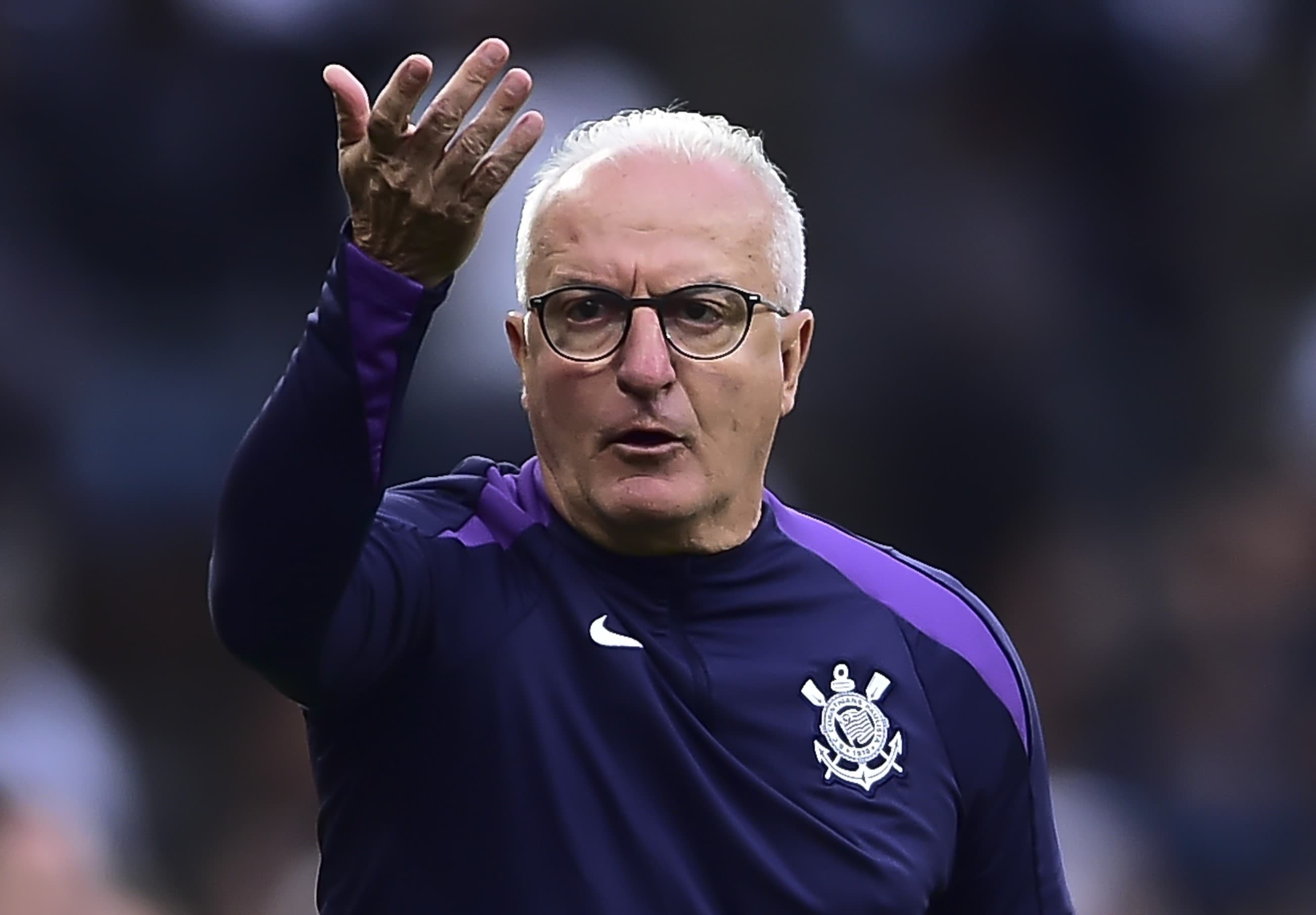 Dorival protesta com a arbitragem durante jogo do Corinthians