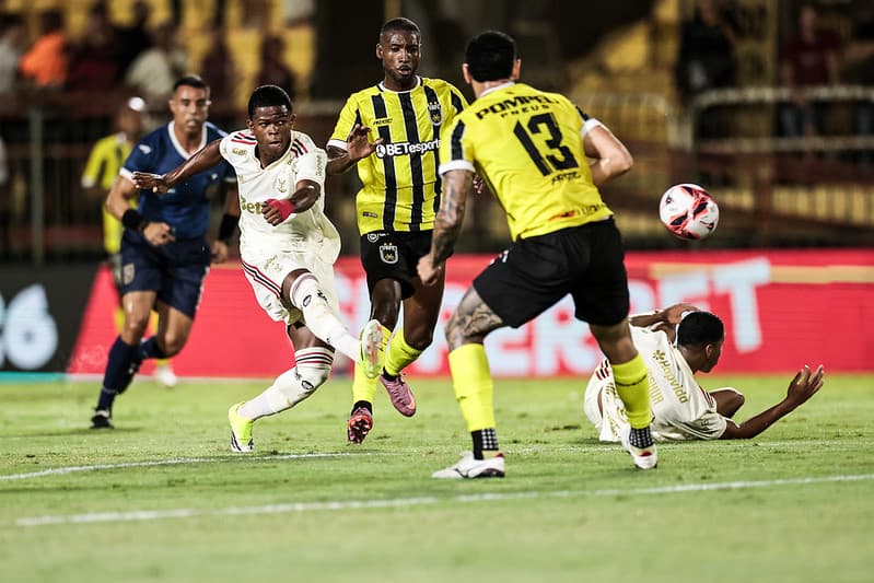Douglas Telles em ação pelo Flamengo contra o Volta Redonda