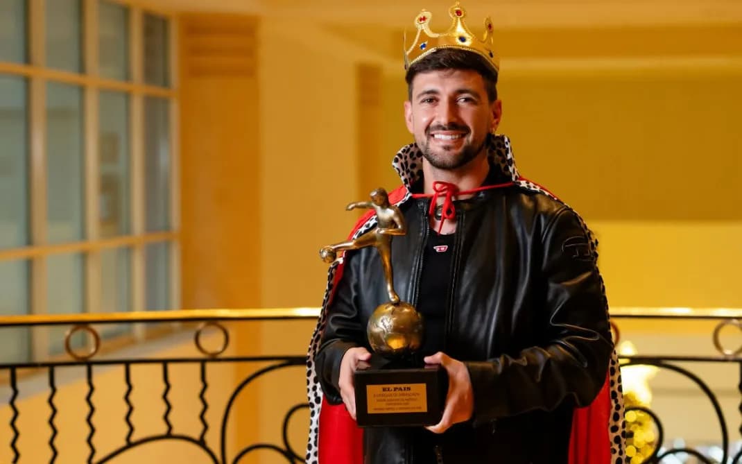 Arrascaeta com troféu e coroa de Rei da América, no Uruguai