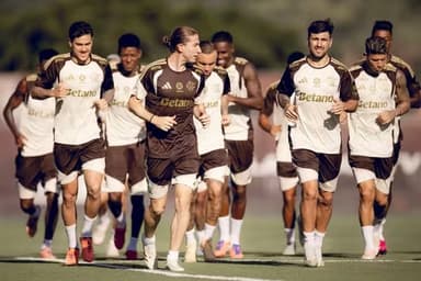 Filipe Luís corre com jogadores em treino do Flamengo