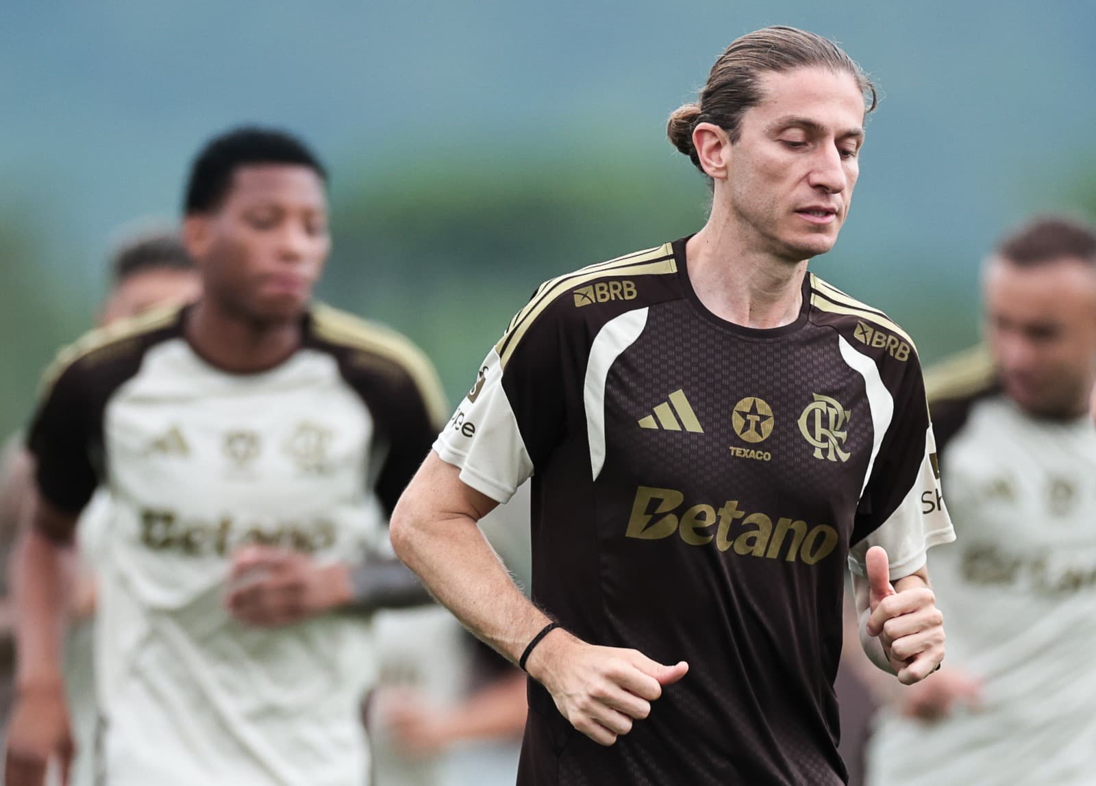 Filipe Luís puxa fila da corrida antes de treino no Ninho do Urubu