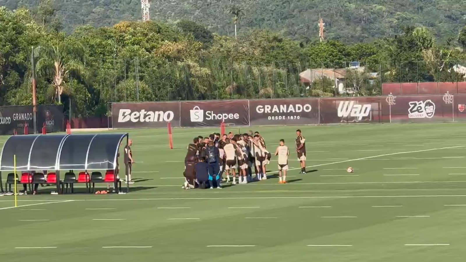 Elenco do Flamengo recebendo Vitão com trote