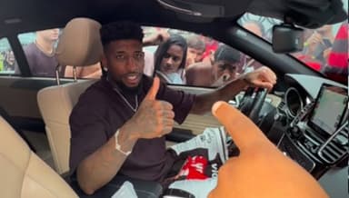 Emerson Royal, do Flamengo, em chegada no Ninho