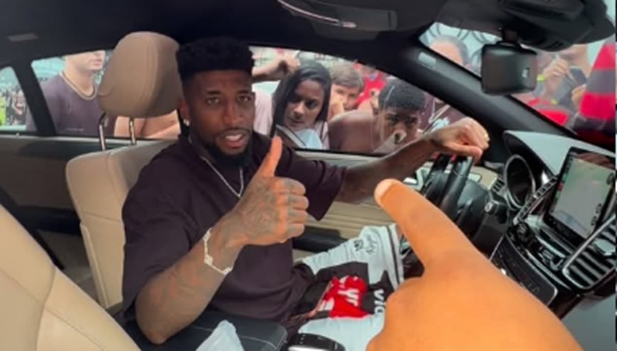 Emerson Royal, do Flamengo, em chegada no Ninho