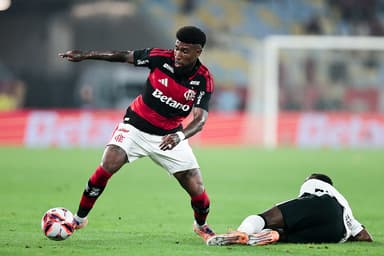 Emerson Royal em ação pelo Flamengo contra o Vasco
