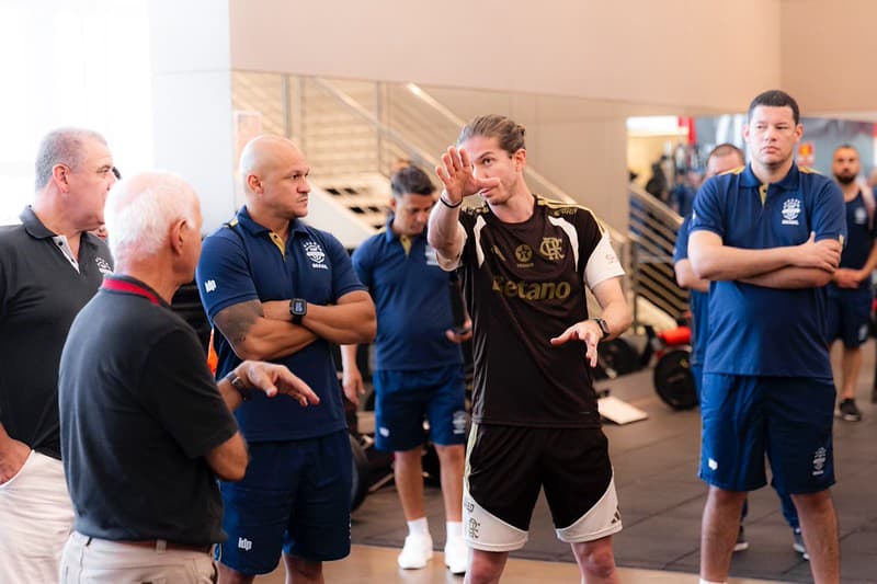Filipe Luís fala com alunos da CBF Academy na academia do Ninho do Urubu