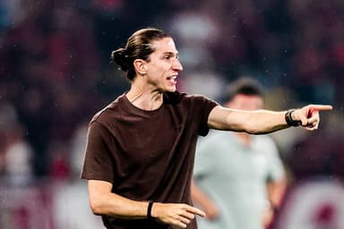 Filipe Luís instruindo equipe durante Flamengo x Vasco