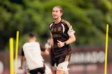 Filipe Luís caminha e dá instruções durante treino do Flamengo no Ninho do Urubu pela pré-temporada 2026