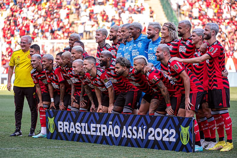 Despedida de Diego Ribas e DIego Alves do Flamengo com o elenco perfilado antes de jogo contra o Avaí no Brasileirão 2022. Entre os atletas, André Luiz e Rodinei