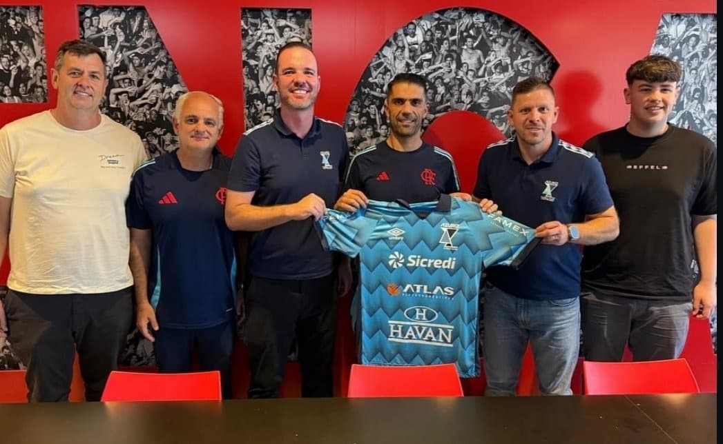 Alfreido Almeida, diretor de base do Flamengo, ao lado de dirigentes do Azuriz