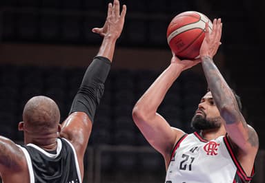 Wesley Castro arremessa enquanto jogador do Corinthians tenta bloquear