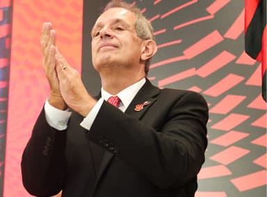 Bap bate palmas durante evento solene pelos 130 anos do Flamengo