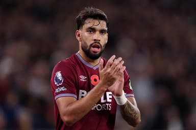 Lucas Paquetá aplaude torcida do West Ham após jogo da Premier League