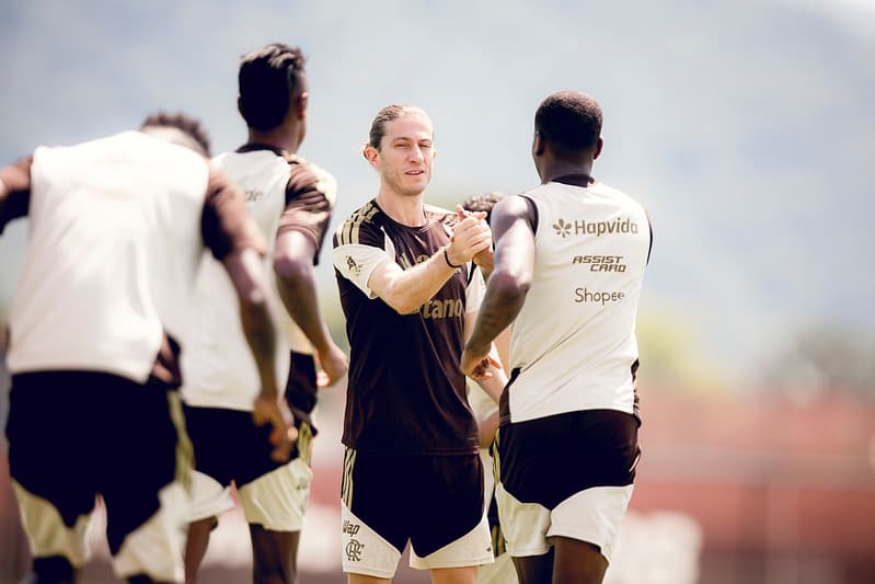 Filipe Luís aperta mão de Evertton Araújo antes de treino