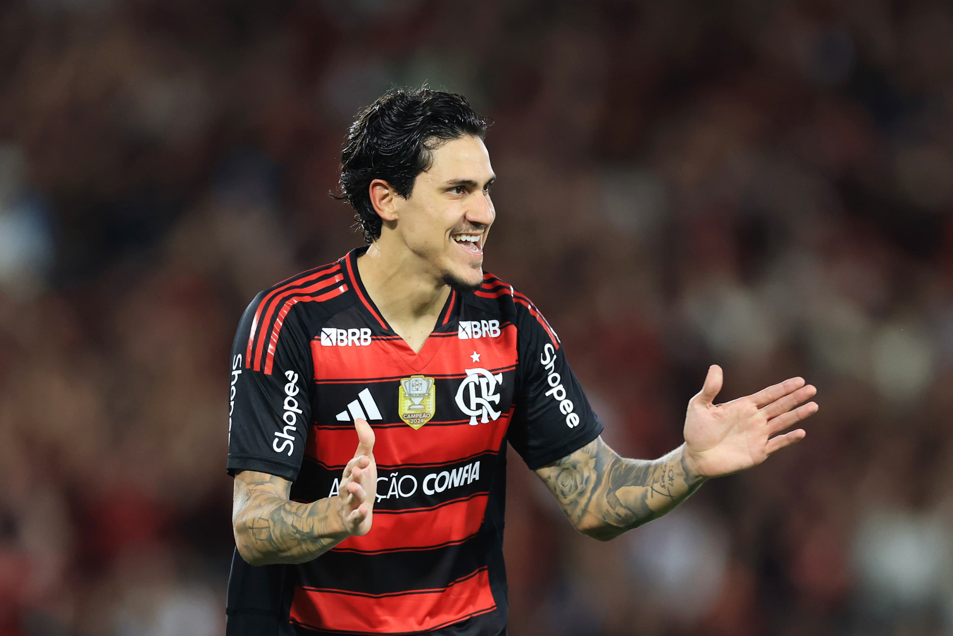 Pedro gesticula em campo pelo Flamengo