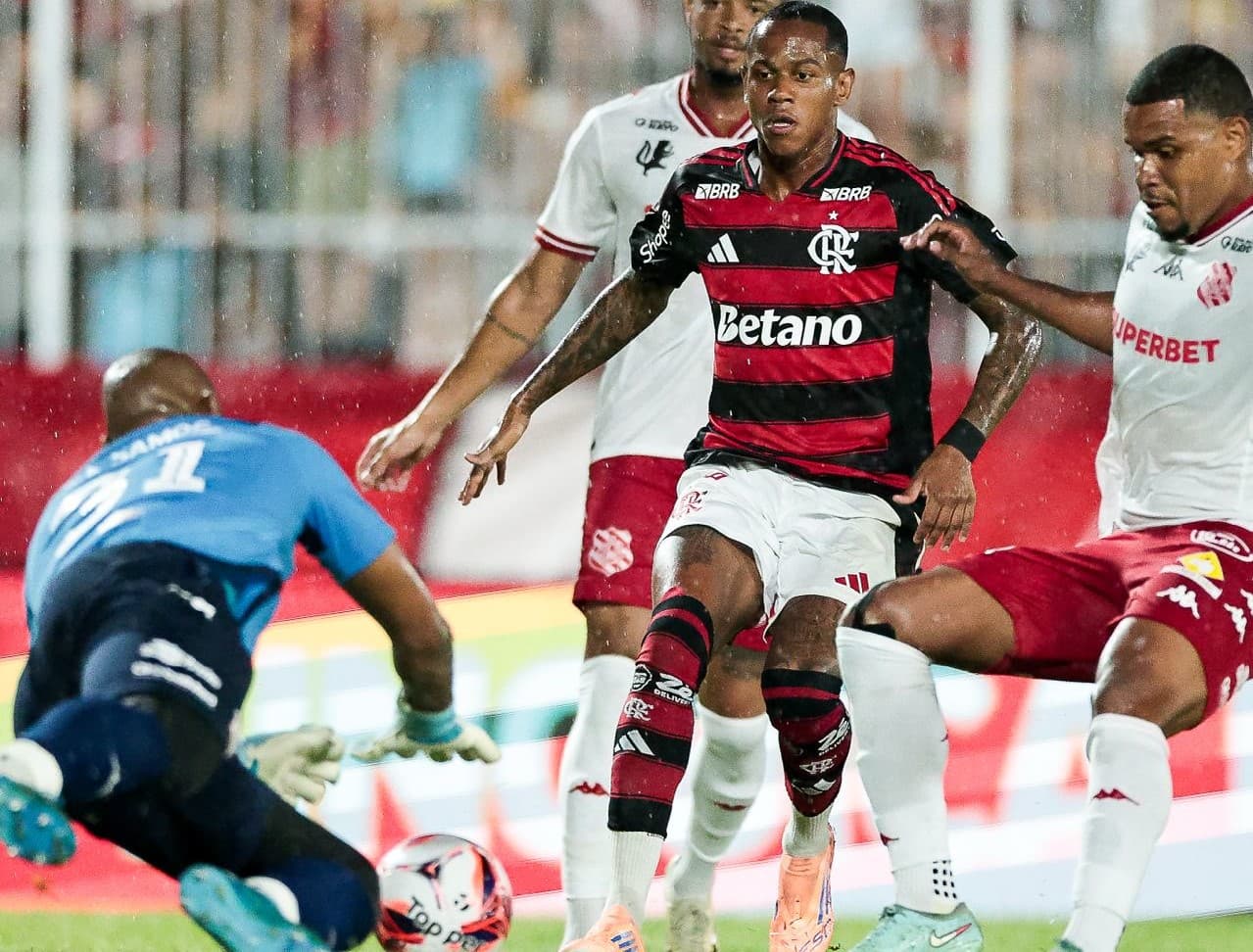 Wallace Yan divide a bola com goleiro do Bangu