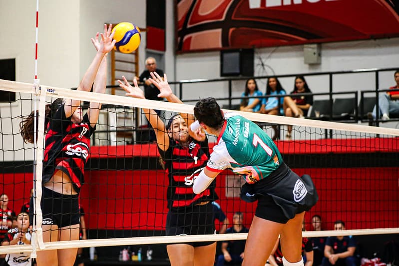 Jogadoras do Flamengo faz bloqueio na entrada de rede durante Flamengo x Mampituba Superliga B