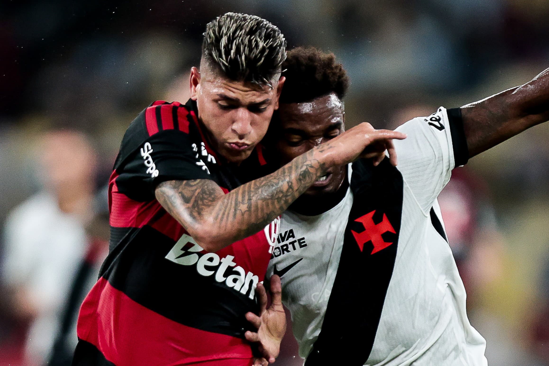 Carrascal disputa bola com Thiago Mendes em Flamengo x Vasco