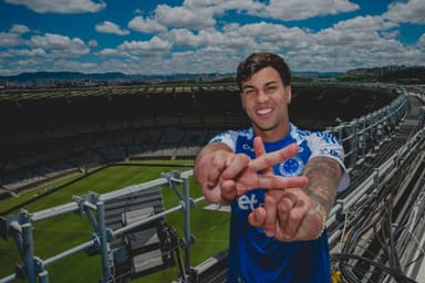 Kaio Jorge com a camisa do Cruzeiro no Mineirão após renovação