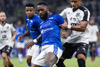 Gerson não teve estreia de sucesso pelo Cruzeiro e perdeu para o Democrata, no Mineiro