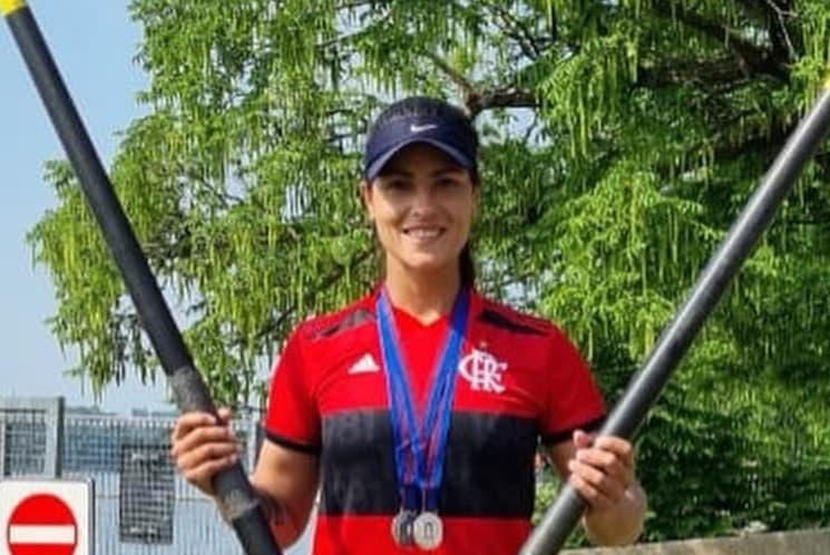 Gessyca Guerra tira foto com o Manto Sagrado após conquistar medalha de prata em torneio na Itália