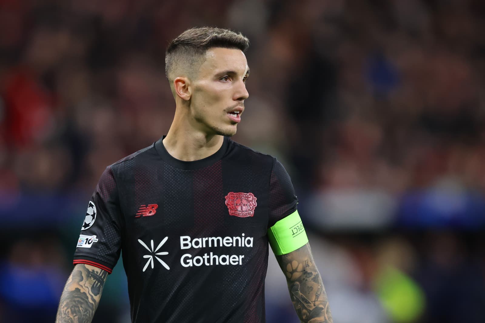 Alex Grimaldo, do Bayer 04 Leverkusen, reage durante a partida da 3ª rodada da fase de grupos da Liga dos Campeões da UEFA 2025/26 entre Bayer 04 Leverkusen e Paris Saint-Germain, na BayArena, em 21 de outubro de 2025, em Leverkusen, Alemanha.
