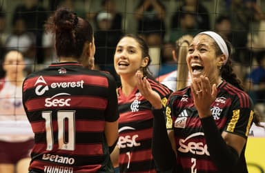 Simone Lee comemora ponto do Sesc Flamengo com Tainara