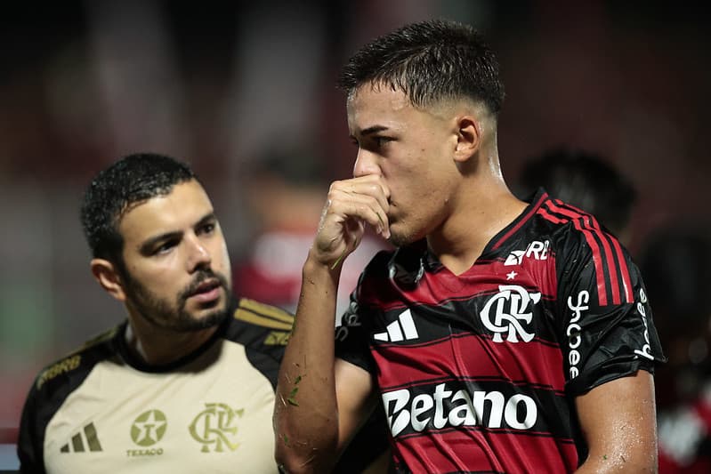 Jhonny conversa com médico do Flamengo após sofrer lesão no ombro