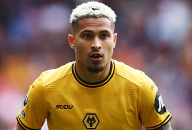 João Gomes com expressão de foco durante jogo do Wolverhampton