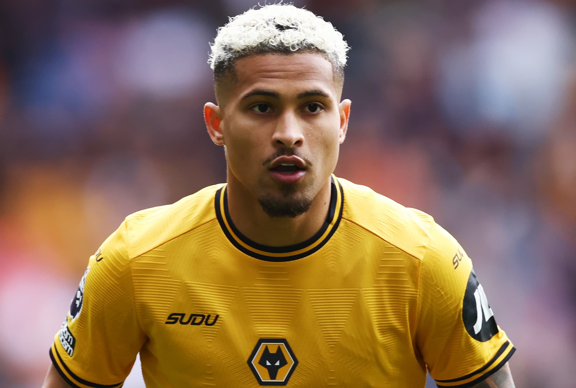 João Gomes com expressão de foco durante jogo do Wolverhampton