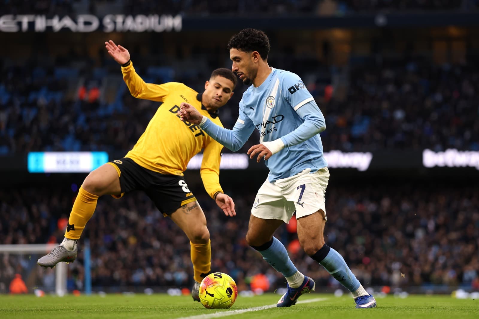 Omar Marmoush, do Manchester City, com a bola sob pressão de João Gomes, do Wolverhampton Wanderers, durante a partida da Premier League entre Manchester City e Wolverhampton Wanderers no Etihad Stadium, em 24 de janeiro de 2026, em Manchester, Inglaterra