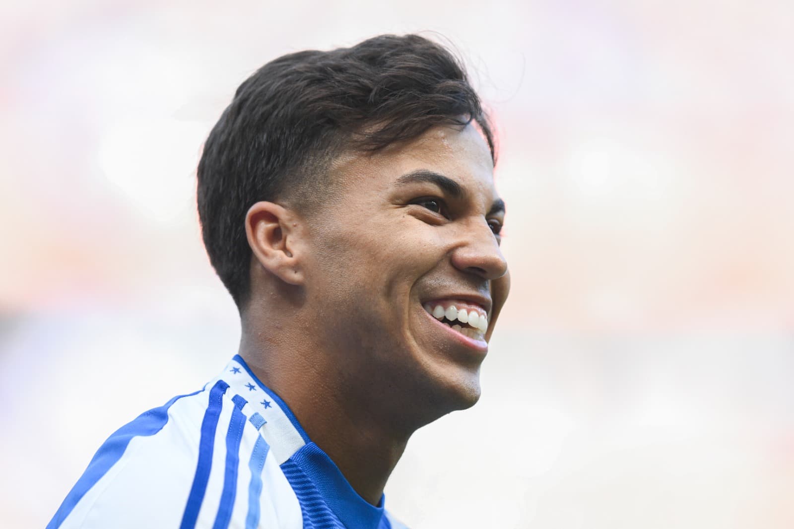 Kaio Jorge sorri após marcar em jogo do Cruzeiro