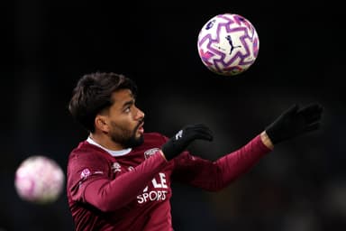 Lucas Paquetá cabeceando durante jogo do West Ham