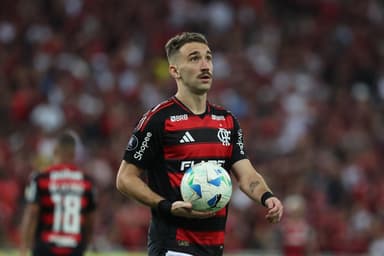 Léo Ortiz, do Flamengo, observa durante uma partida do Grupo C da Copa CONMEBOL Libertadores 2025 entre Flamengo e LDU Quito no Estádio do Maracanã em 15 de maio de 2025 no Rio de Janeiro, Brasil.