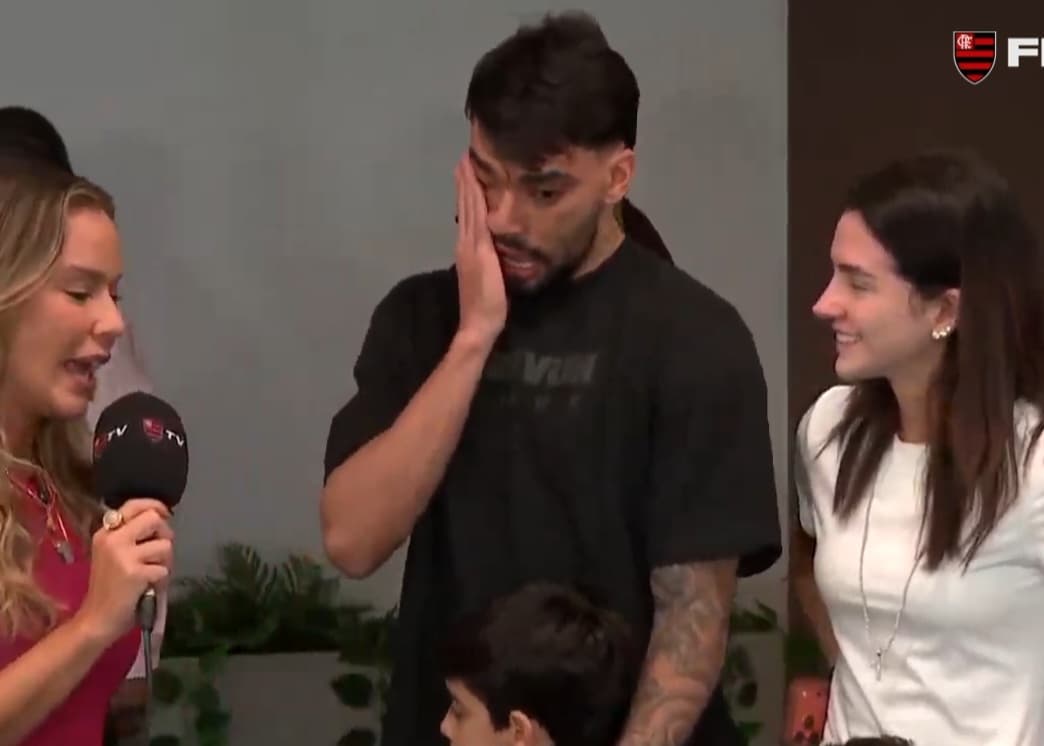 Lucas Paquetá chora ao desembarcar no Rio de Janeiro